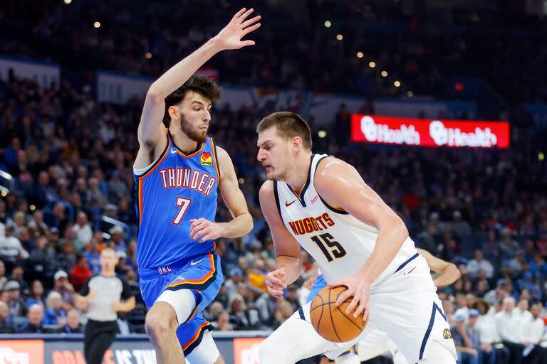 Un atractivo mano a mano entre Nikola Jokic, dos veces MVP de la  temporada, y el creciente Chet Holmgren propone la NBA para esta noche, en Denver Nuggets vs. Oklahoma City Thunder.