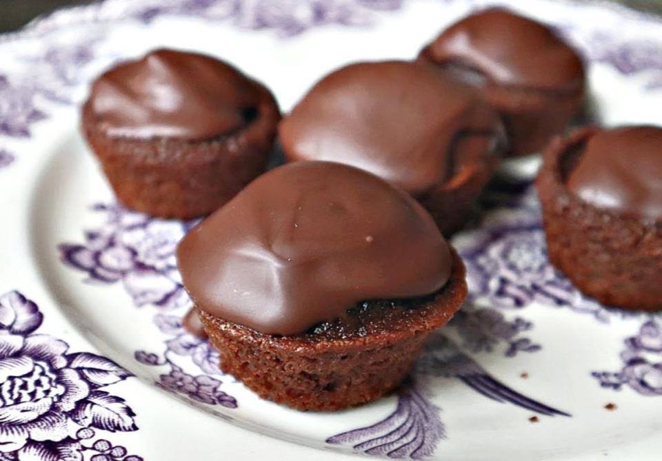 <p>Shea Goldstein</p><p>Chocolate cakes with a decadent chocolate drizzle topping.</p><p><strong>Get the recipe: <a href="https://parade.com/1048683/sheagoldstein/mini-chocolate-cakes-recipe/" rel="nofollow noopener" target="_blank" data-ylk="slk:Mini Chocolate Cakes;elm:context_link;itc:0;sec:content-canvas" class="link ">Mini Chocolate Cakes</a></strong></p>