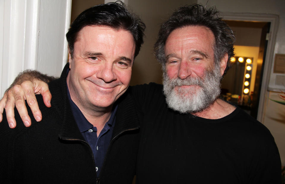 Nathan Lane y Robin Williams posan entre bastidores en la exitosa obra 