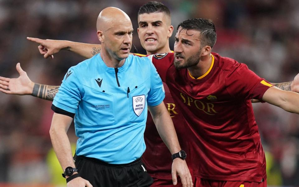 Referee Anthony Taylor is surrounded by Roma players during the UEFA Europa League Final at the Puskas Arena, Budapest - Abuse of English referee Anthony Taylor by Roma fans at Budapest airport slammed as &#x002018;abhorrent&#x002019; - PA/Adam Davy