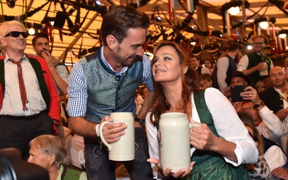 Auf der Wiesn gern gesehen: Florian Silbereisen und Andrea Berg im Jahr 2016. Heino (links im Hintergrund) ist begeistert. (Bild: Hannes Magerstaedt / Getty Images)