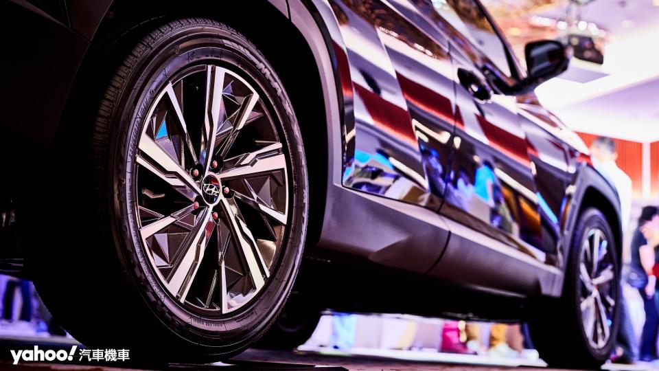 19吋輪圈Tucson L Turbo-Hybrid三車型標配不僅是視覺比例搶眼，對於操控的升級也是相當顯著。