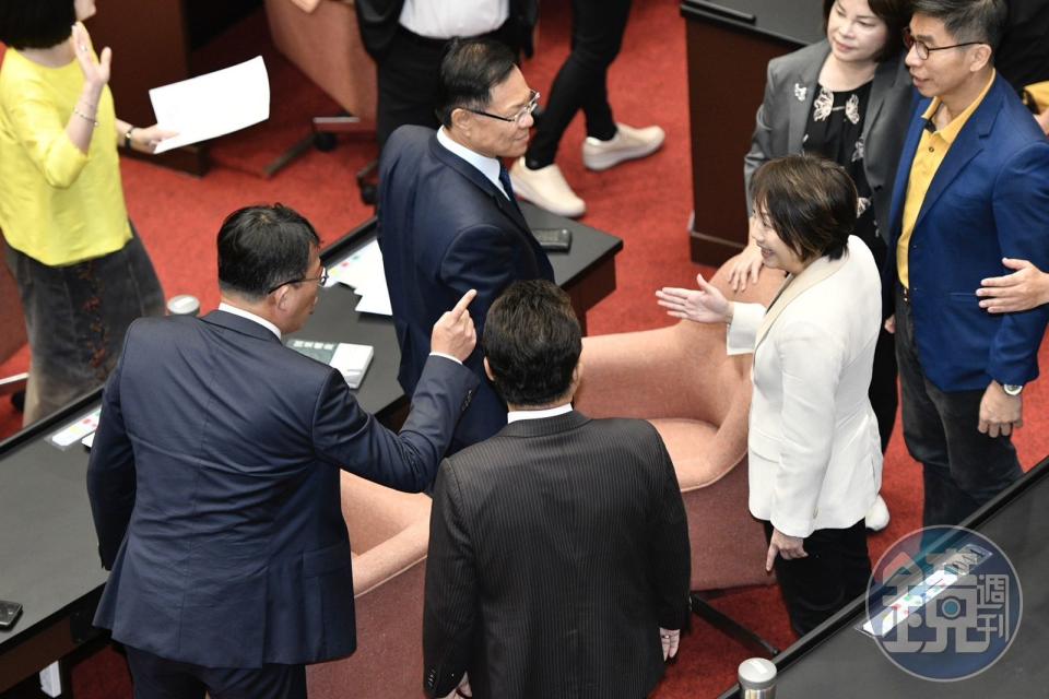 綠委范雲不滿民眾黨立委出席不投票，跑去找黃國昌詢問，結果遭對方咆哮「我有欠你喔！」