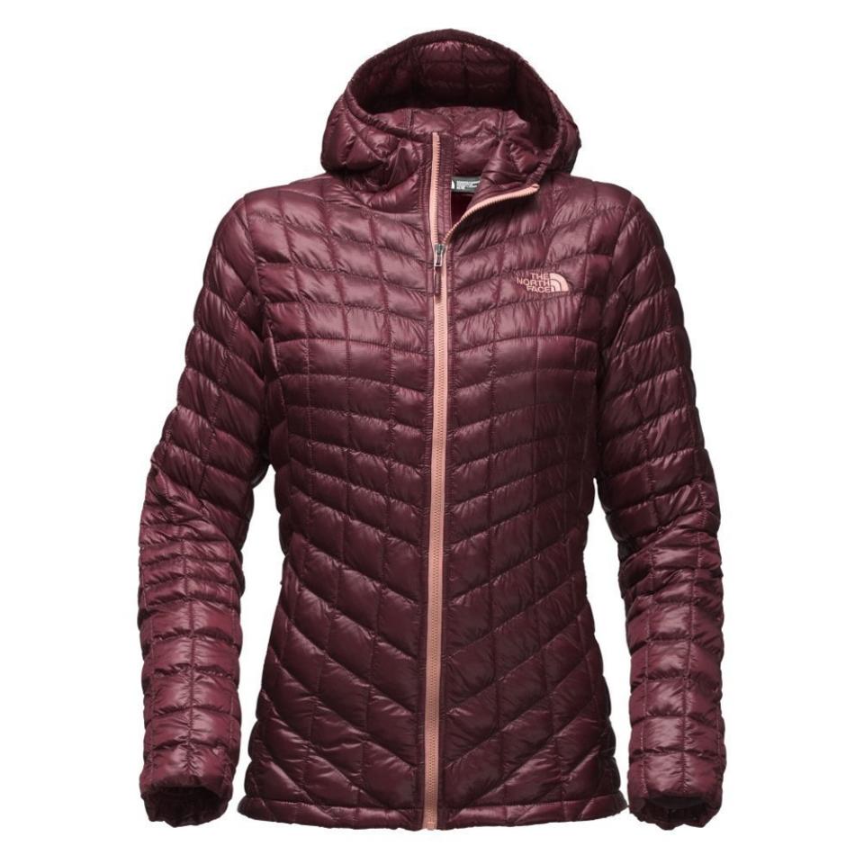 With&nbsp;PrimaLoft synthetic-fiber clusters, this <a href="https://www.amazon.com/North-Face-Womens-Thermoball-Hoodie/dp/B017TEYZLO/ref=sr_1_1?ie=UTF8&amp;qid=1515594393&amp;sr=8-1&amp;keywords=northface%2Bwomens%2Bthermoball&amp;th=1" target="_blank">hoodie</a> traps heat within small air&nbsp;pockets to retain warmth.&nbsp;