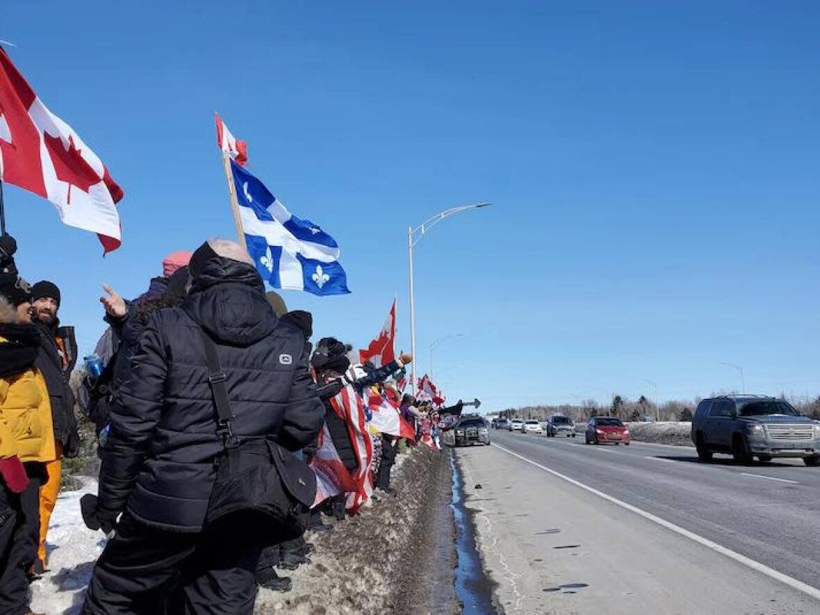Protesters began gathering near the highway at 10 a.m. Saturday morning (Radio-Canada/Audrey Paris - image credit)