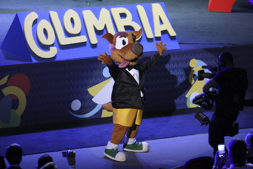 Pibe, la mascota de la Copa América de 2020, saluda durante el sorteo para terminar de asignar los grupos, el martes 3 de diciembre de 2019, en Cartagena (AP Foto/Fernando Vergara)