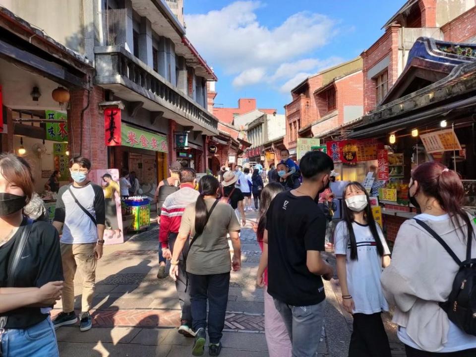 新北市府為加強推廣庶民經濟，深坑老街獲中央街區營造補助今年「多福宴」活動及特色小旅行啟動。　（記者吳瀛洲攝）