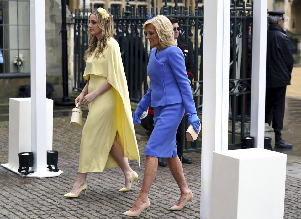 La primera dama de Estados Unidos, Jill Biden, y su nieta Finnegan Biden llegan a la Abadía de Westminster previo al inicio de la ceremonia de coronación del rey Carlos III en Londres, el sábado 6 de mayo de 2023. (Andrew Milligan/Pool via AP)