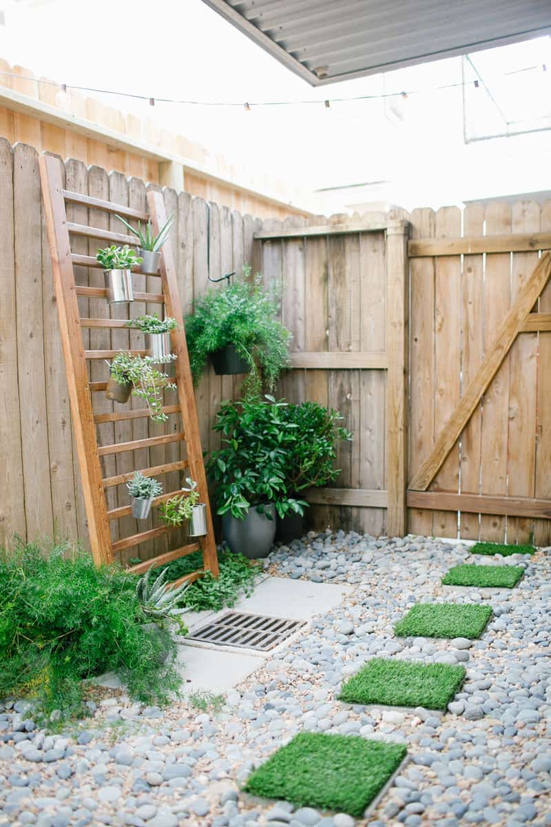 backyard decor ideas grass stepping stones