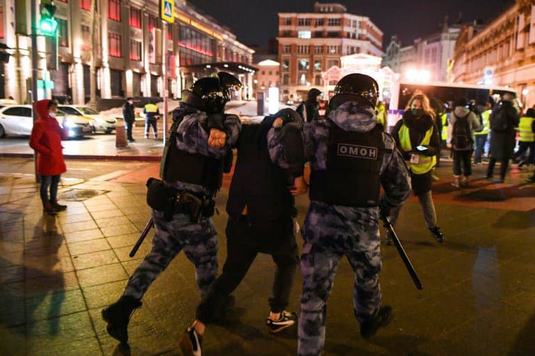 Des policiers arrêtent un partisan de l'opposant russe Alexeï Navalny, le 3 février 2021 à Moscou. (Photo d'illustration) - NATALIA KOLESNIKOVA © 2019 AFP