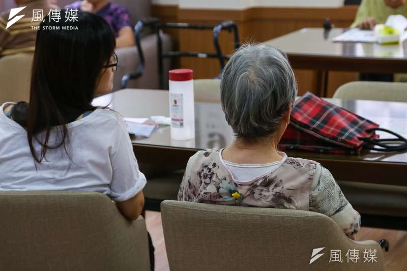<cite>葉俊榮認為，台灣面對高齡化問題時，應更寬廣的看成健康與快樂的問題，才能最正確的使用國民健康資源。圖為復華長青多元服務中心。（資料照，顏麟宇攝）</cite>