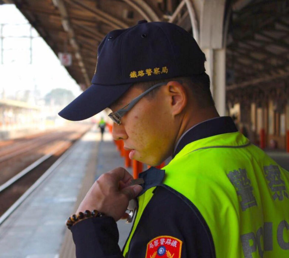 鐵路警察李承翰（圖）3日晚間在嘉義站登上台鐵自強號列車處理補票糾紛，遭一名情緒不穩定男子持刀刺傷，4日上午宣告不治。（中央社/警方提供） 