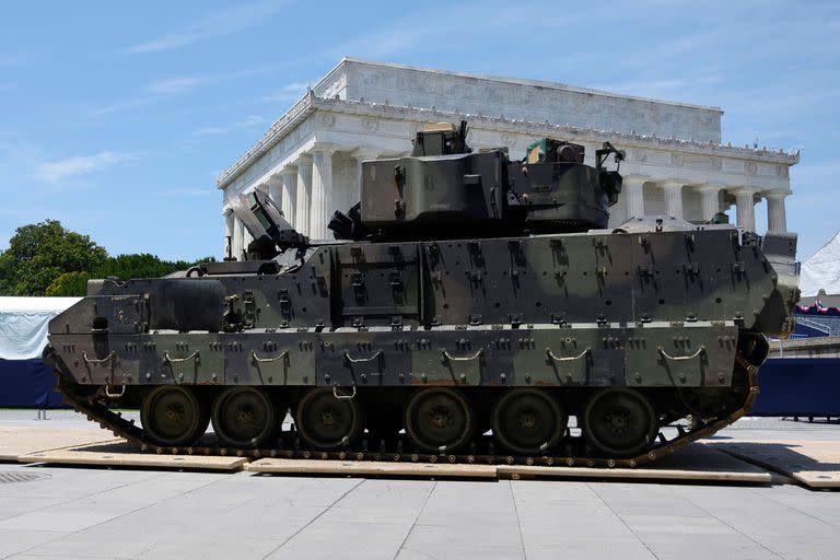 En esta foto de archivo tomada el 3 de julio de 2019, un vehículo de combate Bradley está estacionado mientras se realizan los preparativos para el evento del 4 de julio 