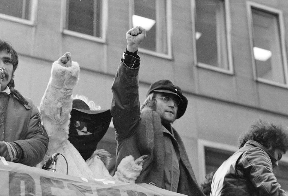 John Lennon e Yoko Ono durante una manifestazione di protesta a New York, 5 febbraio 1972. (AP Photo/Ron Frehm)