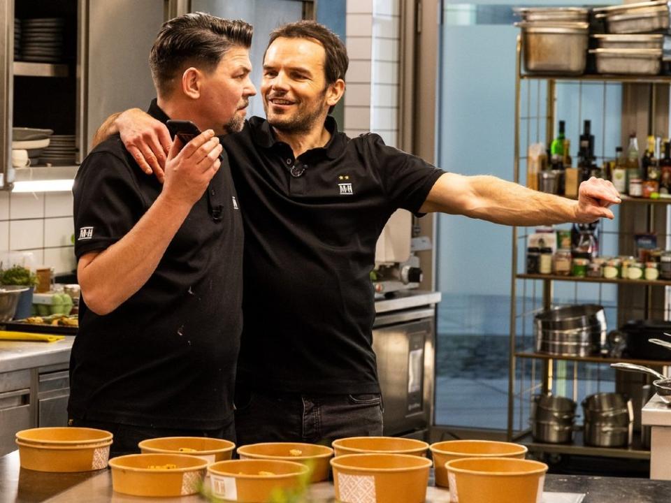 Tim Mälzer (l.) und Steffen Henssler kochen im Duell. (Bild: RTL / Hendrik Lüders)