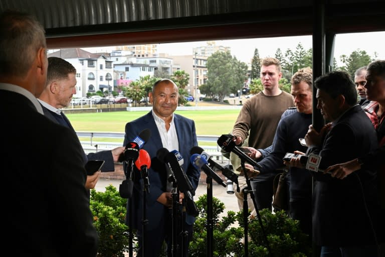 Eddie Jones s'adresse à des journalistes au Coogee Oval de Sydney le 17 octobre 2023. La démission du sélectionneur des Wallabies a été confirmée le 30 octobre par la Fédération australienne de rugby (Saeed Khan)