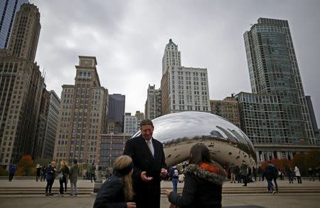 U.S. Republican presidential candidate Michael Petyo speaks to potential voters while campaigning in downtown Chicago, Illinois, November 20, 2015.REUTERS/Jim Young