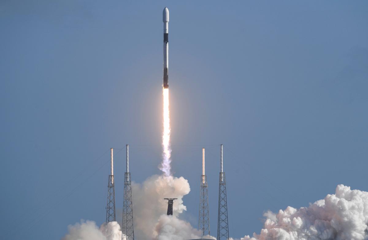 SpaceX, výsmech Rusku, vypustil z Floridy internetové satelity Starlink