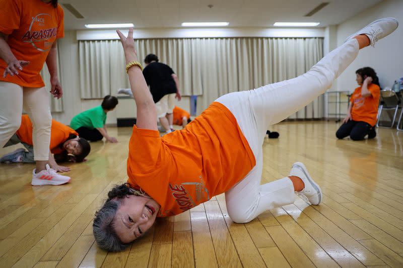 Saruwaka Kiyoshie, de 74 años, miembro del único club de breakdance de Japón formado por personas mayores Ara Style Senior, practica un movimiento de baile conocido como "congelación de silla" durante una sesión de práctica en Tokio, Japón