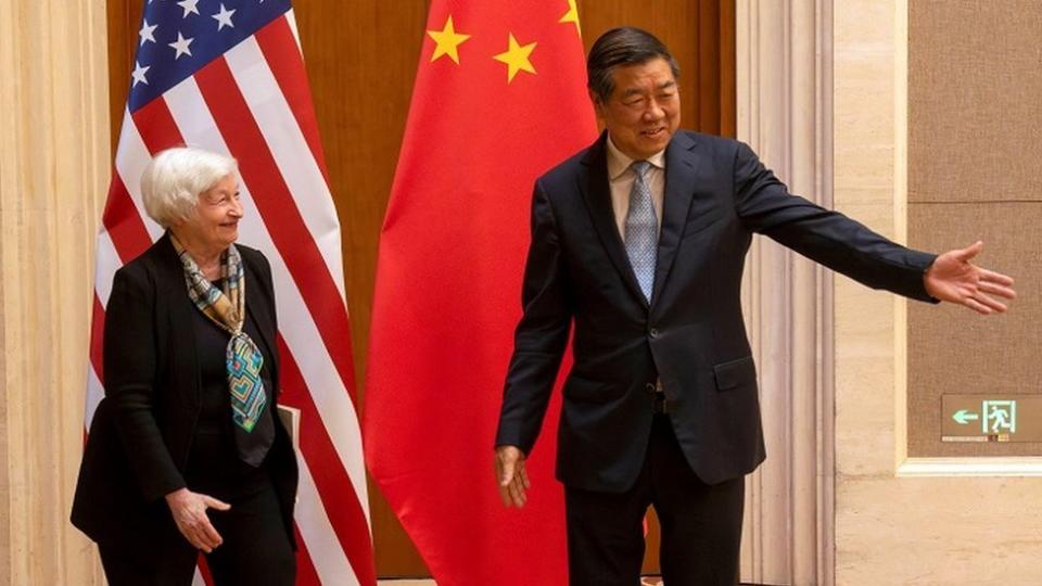中國副總理何立峰（右）在北京釣魚台國賓館迎接美國財長耶倫（左）（8/7/2023）