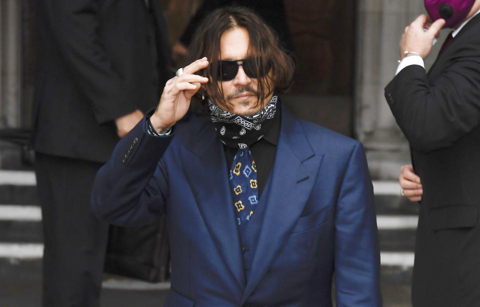 Johnny Depp llega al tribunal superior en Londres el jueves 9 de julio de 2020. Depp demandó a News Group Newspapers, empresa editorial del diario The Sun, y al editor ejecutivo del diario Dan Wootton por difamación por un artículo de 2018 que señalaba que abusó físicamente de su exesposa Amber Heard. Depp niega estas acusaciones. (Foto AP/Alberto Pezzali)