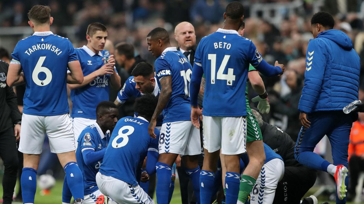 Everton “will barely scrape by” to avoid relegation – Walcott