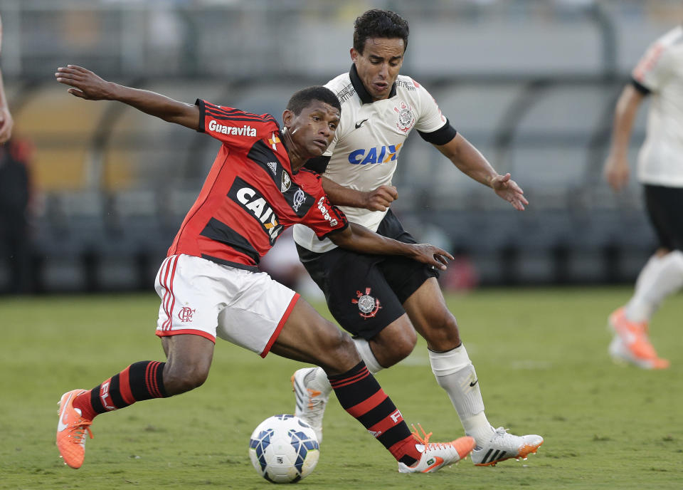 Flamengo's Marcio Araujo, left, fights for a ball with Corinthians' Jadson during a Brazilian soccer league match in Sao Paulo, Brazil, Sunday, April 27, 2014. (AP Photo/Andre Penner)