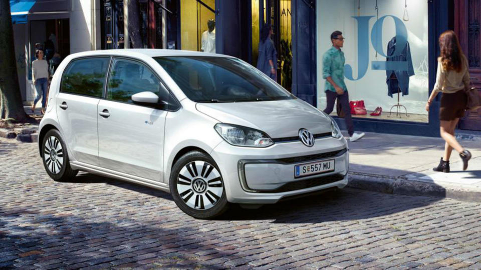 <p>Volkswagen ha apostado muy fuerte en los últimos años por los vehículos eléctricos, siendo el e-up! uno de los primeros que lanzó al mercado. Equipa un motor de 82 CV y su batería de 18,7 kWh consigue una autonomía de 100 kilómetros. Su precio parte en España de los 28.380 euros. (Foto: Volkswagen). </p>