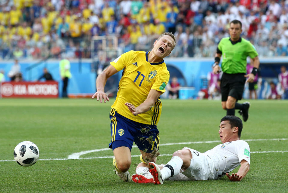 <p>Der Südkoreaner Min-Woo Kim foult im Strafraum den Schweden Claesson. Das Spiel läuft zunächst weiter. Dann kommt aber das Zeichen vom Video-Schiedsrichter an Referee Auguilar. </p>