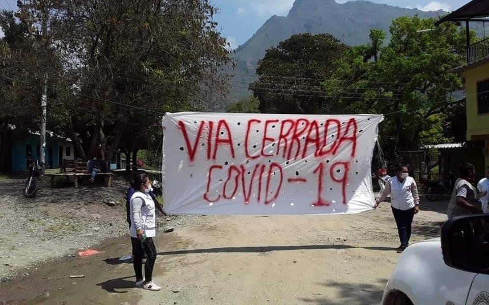 Territorial control by the indigenous guard of the Ambaló people on the Silvia-Totoró road in Colombia. - Mathew Charles/The Telegraph