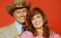 Ein glückliches Ehepaar? Der Schein trügt! Auch wenn J.R. Ewing oft erklärt, wie viel ihm Sue Ellen (Linda Gray) und seine Familie bedeuten, behandelt er sie oft mit der gleichen Kaltschnäuzigkeit wie seine Geschäftspartner. Die ehemalige Miss Texas flüchtet sich in den Alkohol, schafft es aber immer, ihre Sucht unter zu Kontrolle zu bringen. (Bild: CBS Photo Archive/Getty Images)