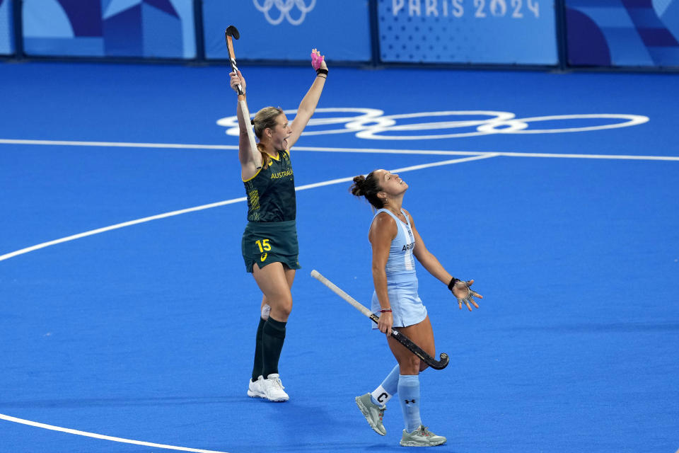 La australiana Kaitlin Nobbs, a la izquierda, celebra tras anotar contra Argentina durante un partido del Grupo B de los Juegos Olímpicos en el estadio Yves-du-Manoir el 1 de agosto de 2024, en Colombes, Francia. (AP Foto/Anjum Naveed)