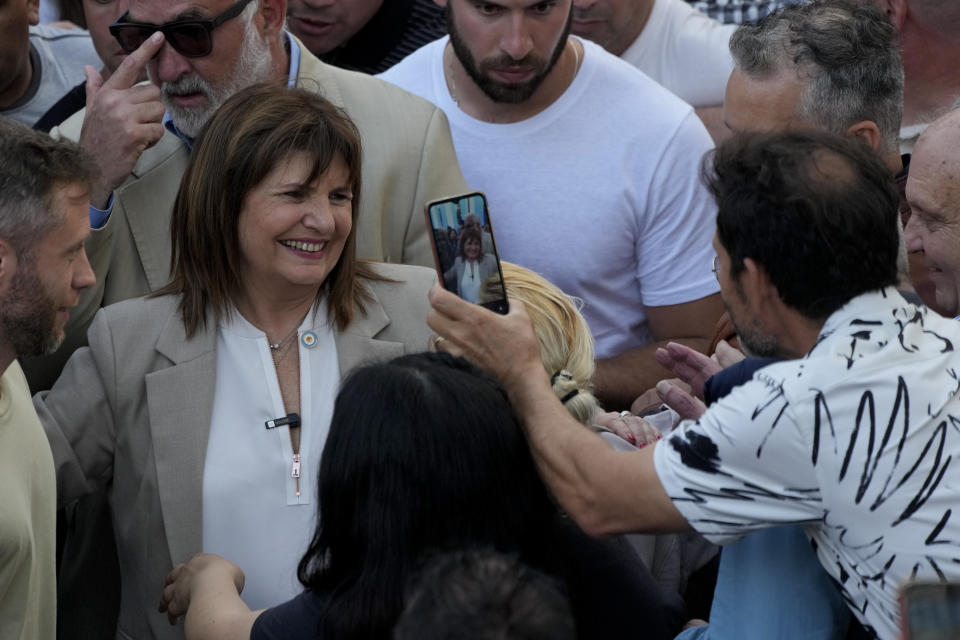 La candidata presidencial de Juntos por el Cambio, Patricia Bullrich, se toma una fotografía con sus seguidores durante un mitin de campaña en Buenos Aires, Argentina, el 16 de octubre de 2023. (AP Foto/Natacha Pisarenko)