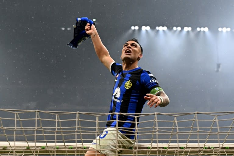 El delantero argentino del Inter de Milán Lautaro Martínez celebra el título del 'Scudetto' el 22 de abril de 2024 en San Siro, Milán, después de ganar 2-1 al AC Milan (GABRIEL BOUYS)