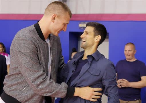 Jokic（左）、Djokovic（右）曾在一場籃球賽中互動親密。（圖／翻攝自推特）