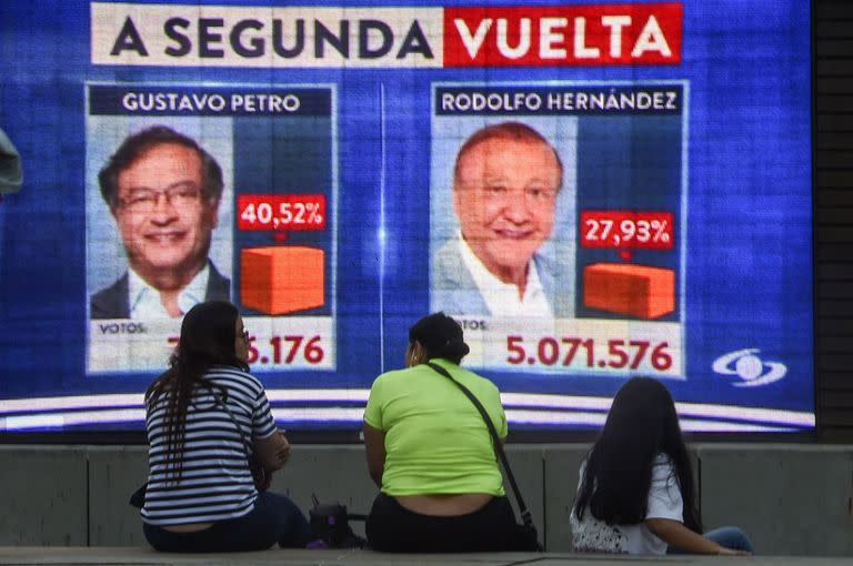 La gente mira los resultados electorales en una pantalla durante las elecciones presidenciales de Colombia, en Medellín, Colombia, el 29 de mayo de 2022