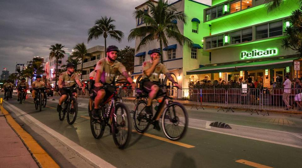 Policías de Miami-Dade patrullan en bicicleta por Ocean Drive durante las vacaciones de primavera, en Miami Beach, el domingo 10 de marzo de 2024.