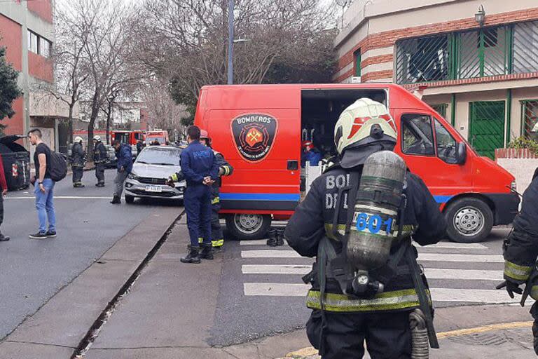 Caldas al 1500. Habría explotado una batería de litio en un depósito de electrónica. Bomberos de la Ciudad evacuó la edificación e inspecciona el lugar, 6 empleados trasladados al momento