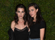 <p>Margaret Qualley (r.) und ihre ältere Schwester Rainey (l.) ruhen sich nicht auf dem Erfolg ihrer berühmten Mutter Andie MacDowell aus, sondern arbeiten beide an einer Schauspiel- und Modelkarriere. (Bild: Getty Images) </p>