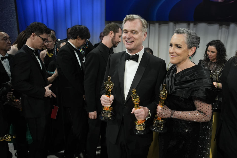 Christopher Nolan, ganador de los premios a mejor director y mejor película por "Oppenheimer", izquierda, y Emma Thomas, ganadora del premio a mejor película por "Oppenheimer" posan en el Baile de los Gobernadores después de los Oscar el domingo 10 de marzo de 2024, en el Teatro Dolby en Los Ángeles. (Foto AP/John Locher)