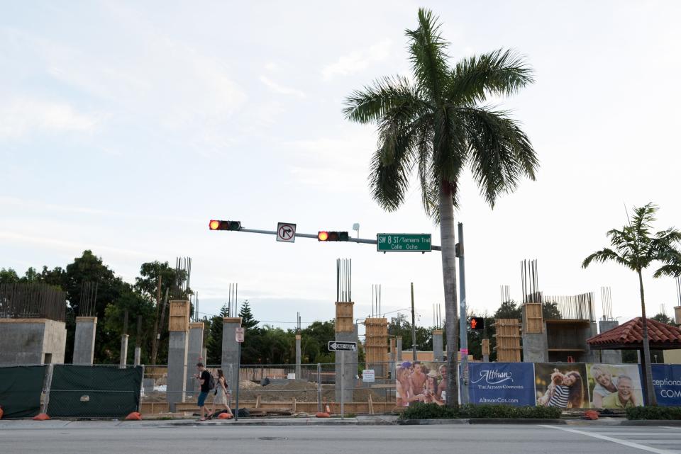 La histórica Calle Ocho en la Pequeña Habana fue en un tiempo un barrio predominantemente cubano, pero ha cambiado dramáticamente en años recientes debido a un rápido desarrollo y cambios demográficos. Hoy en día, la Pequeña Habana ya no es mayormente cubana, y los venidos de la isla constituyen apenas un tercio de los residentes.