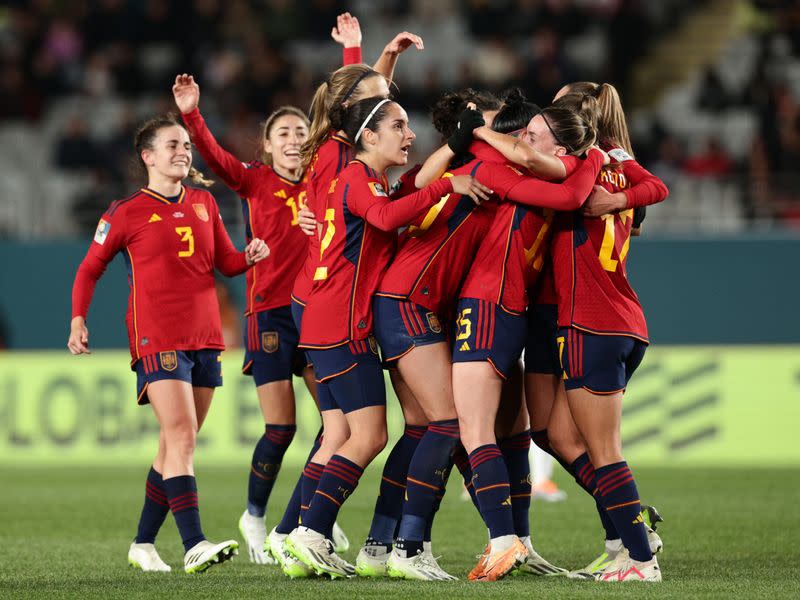 Fútbol - Copa Mundial Femenina de la FIFA Australia y Nueva Zelanda 2023 - Grupo C - España - Zambia - Eden Park, Auckland, Nueva Zelanda - 26 de julio de 2023 - La española Alba Redondo celebra con sus compañeras el quinto gol de su equipo