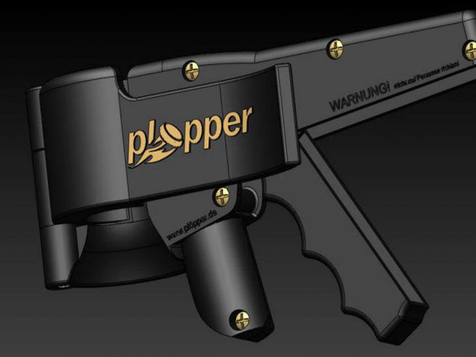 In die Liste der sinnlosesten Produkte aller Zeiten kann sich auch der Kronkorken-Schießer "Plöpper" einreihen. Angeblich fliegen Kronkorken von Bierflaschen und Co. bis zu 15 Meter weit und können bis zu 127 Stundenkilometer erreichen. Verkauft wird "die Revolution unter den Flaschenöffnern" für fast 30 Euro – ein stattlicher Preis für eine Spielerei, die eigentlich niemand braucht. (Bild-Copyright: Ploepper/Facebook)