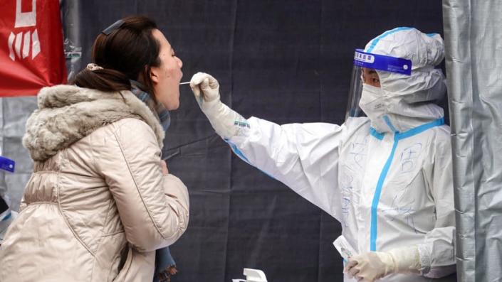 A resident undergoes a nucleic acid test for the Covid-19 coronavirus in Xi&#39;an in China&#39;s northern Shaanxi province on December 30, 2021.