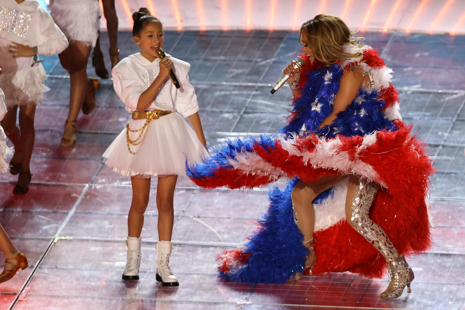 Jennifer Lopez mit ihrer Tochter Emme Maribel beim Super Bowl (Photo by Elsa/Getty Images)