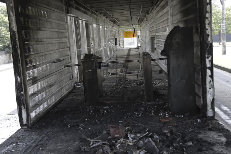 Una para de ómnibus incendiada en Río de Janeiro. (AP/Bruna Prado)