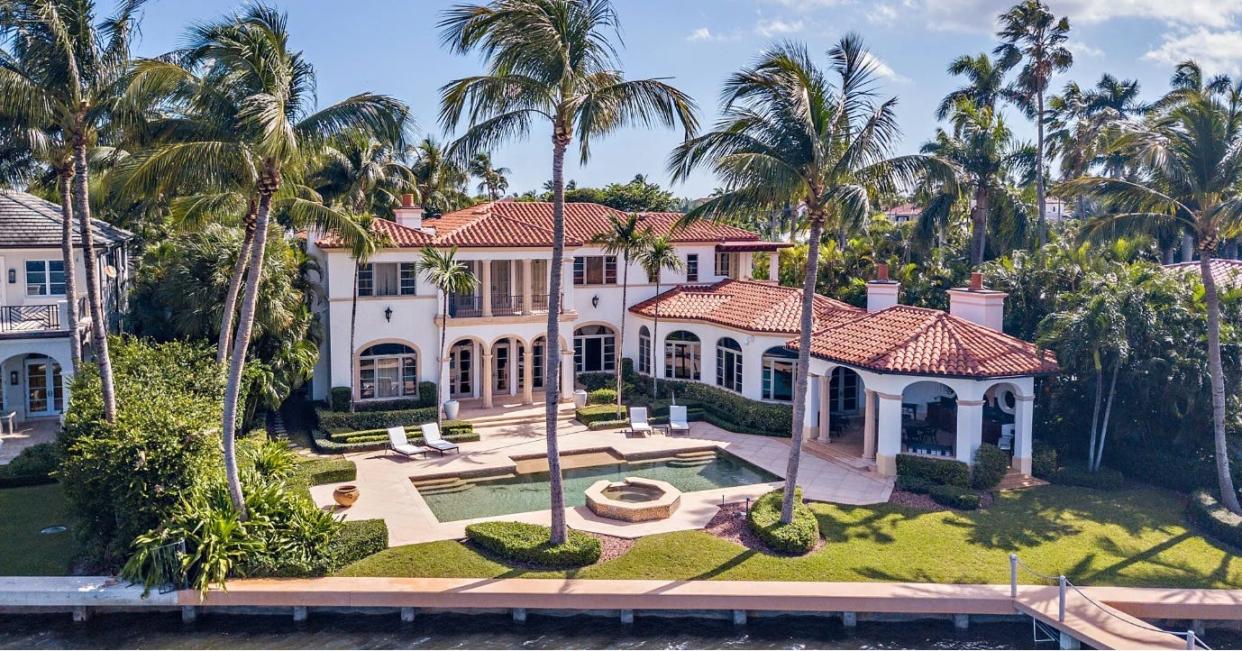 A house at 10 Via Vizcaya has a backyard pool and whirlpool spa facing about 117 feet of lakefront with a dock. The property is reported to have sold for $39 million.