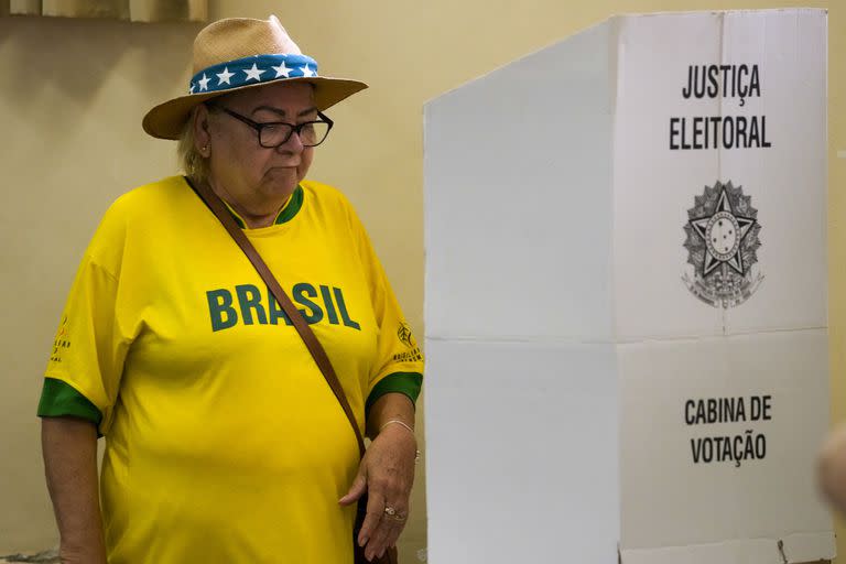 Una mujer vota en Brasilia, Brasil, el domingo 30 de octubre de 2022. Los brasileños comenzaron a votar el domingo en una segunda vuelta electoral que enfrentó al presidente Jair Bolsonaro con su némesis política, el expresidente Luiz Inácio Lula da Silva. 