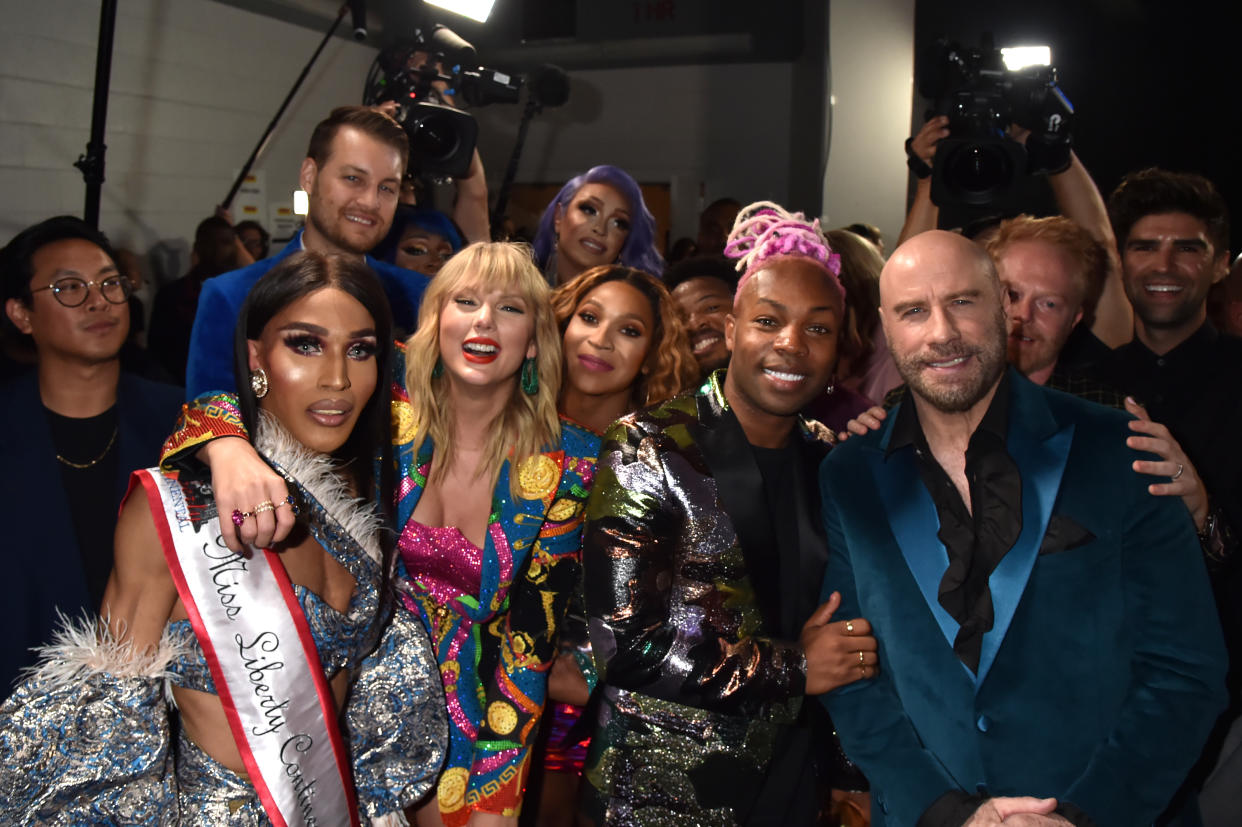 NEWARK, NEW JERSEY - AUGUST 26: Taylor Swift, Todrick Hall, John Travolta, and Jesse Tyler Ferguson pose backstage during the 2019 MTV Video Music Awards at Prudential Center on August 26, 2019 in Newark, New Jersey. (Photo by Jeff Kravitz/FilmMagic)