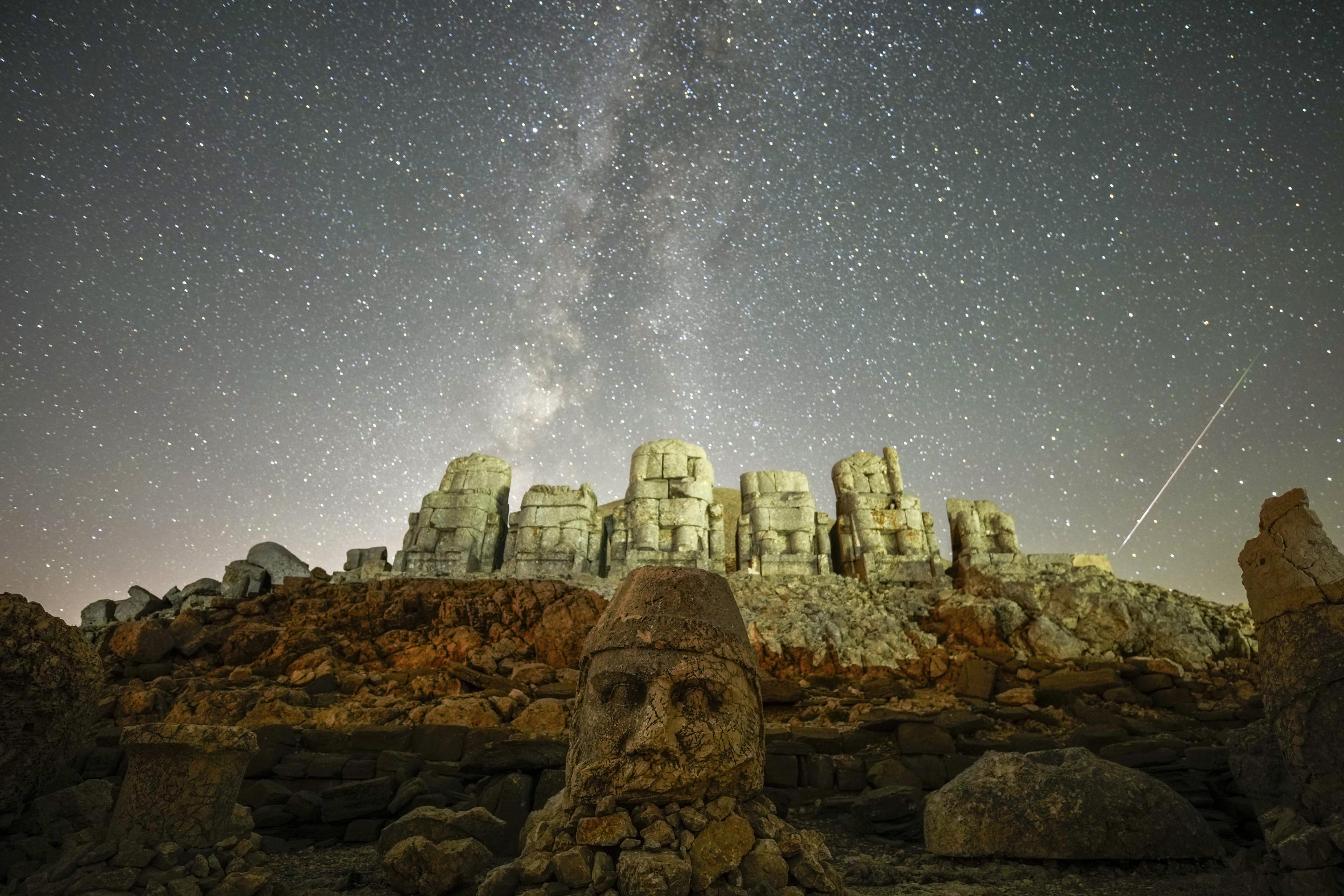 Ősi szobrok jelennek meg a Nemrut hegy tetején Türkiye délkeleti részén a Perseida meteorraj idején.